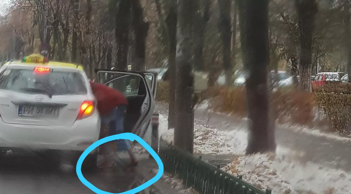 Un bărbat din Ploiești a sfidat vremea rea! A mers desculț prin zăpadă