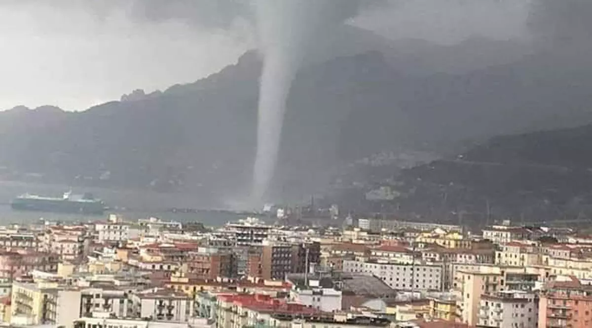 Momentul în care un vârtej uriaș ajunge deasupra unui oraș italian