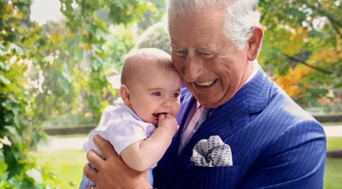 Prințul Charles în ipostază de bunic. Fotografia alături de nepotul lui, Prințul Louis, a ajuns virală pe internet
