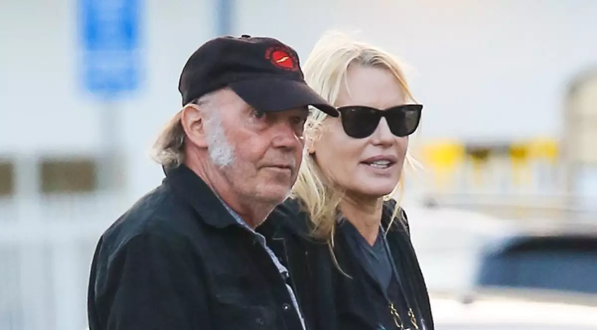 Neil Young s-a căsătorit cu actriţa Daryl Hannah