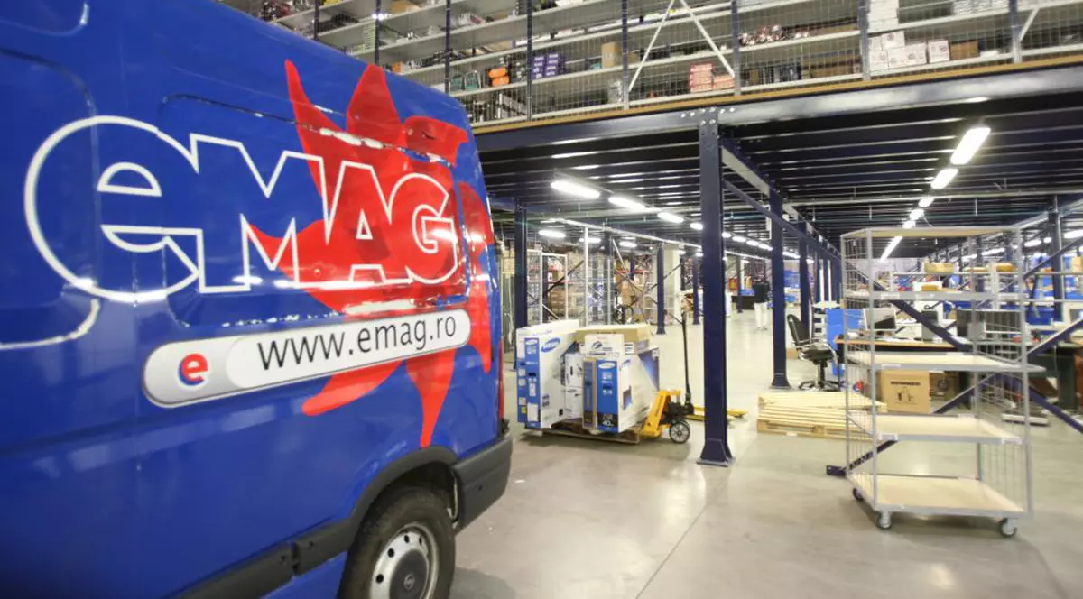 eMAG cumpără Extreme Digital. Mașină cu sigla eMAG în depozitul companiei