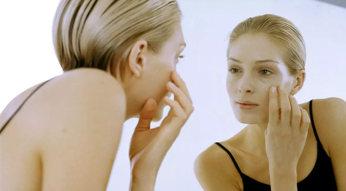 O femeie a scris pe un forum că nu se consideră frumoasă. Răspunsul impresionant al unui bărbat a lăsat-o fără grai