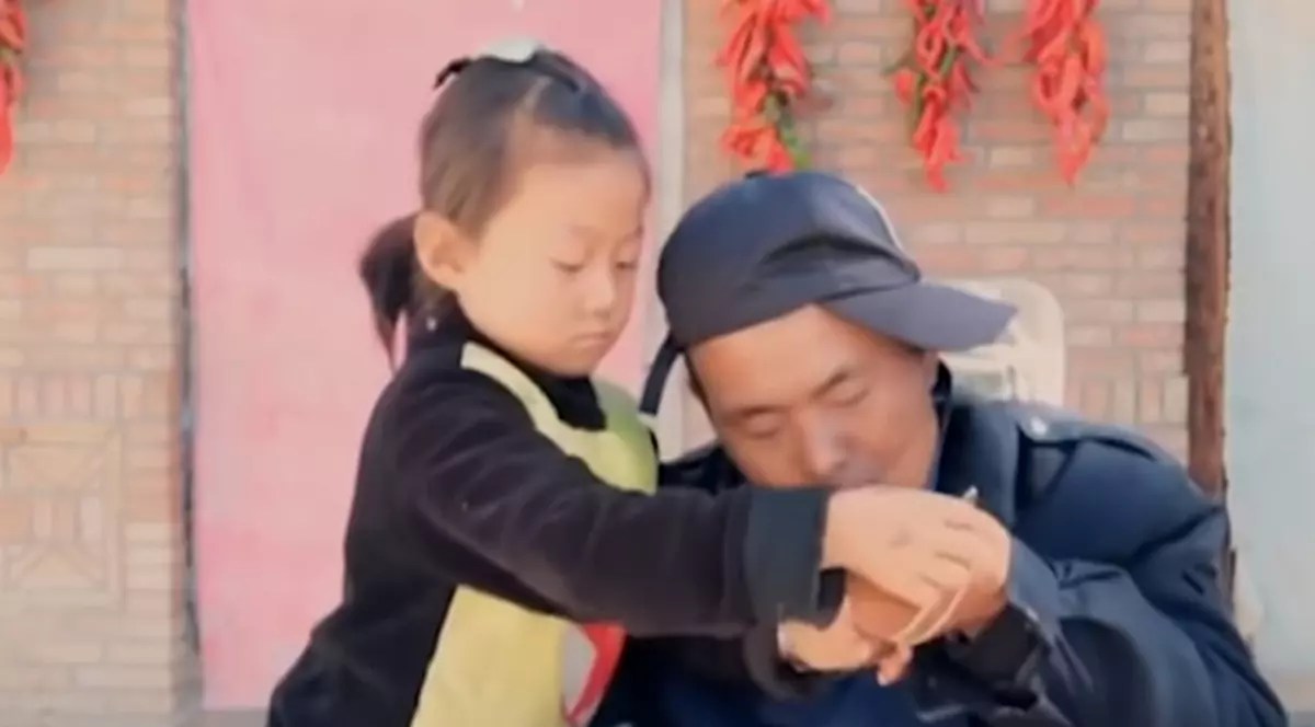 Fetița de șase ani care își îngrijește tatăl paralizat a emoționat o lume întreagă