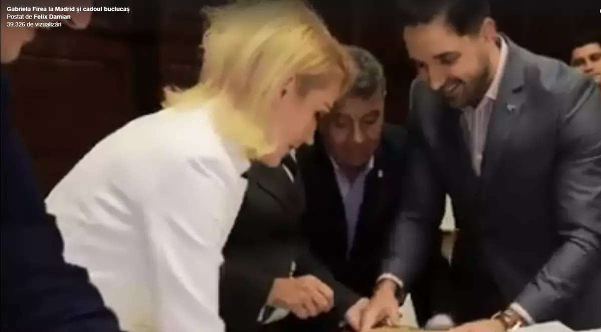 Gabriela Firea a pus în încurcătură pe toată lumea cu cadoul pe care i l-a dus primarului din Madrid. Cinci oameni s-au chinuit să-l desfacă