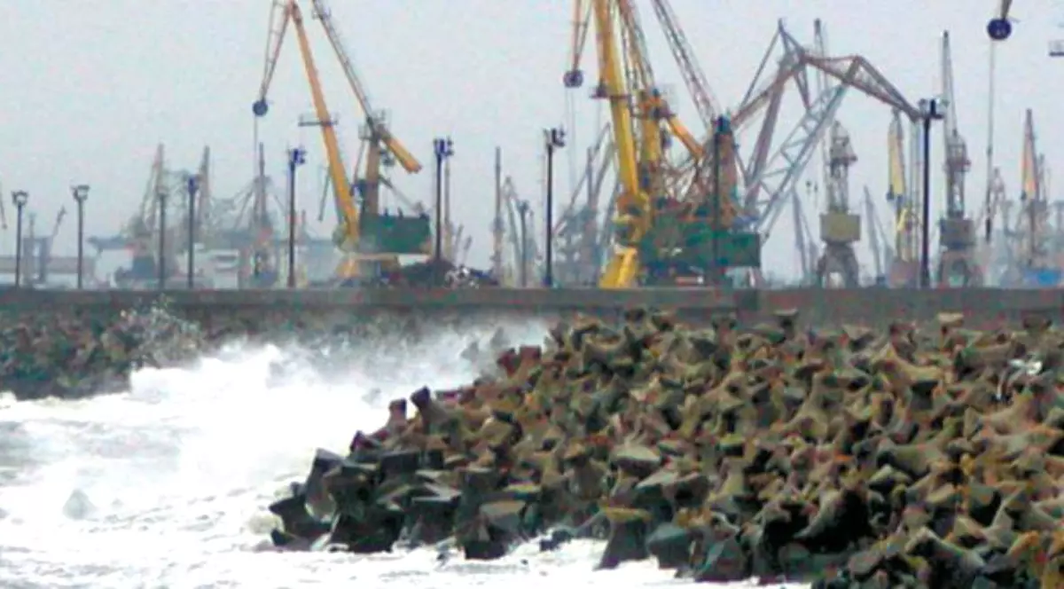 Cod galben de vânt puternic în Tulcea și Constanța. Furtună într-un port din Marea Neagră