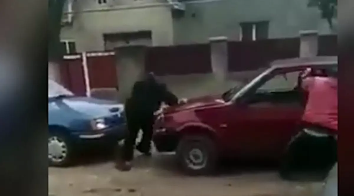 Și-a lovit tatăl intenționat cu mașina! Un bărbat a fost 