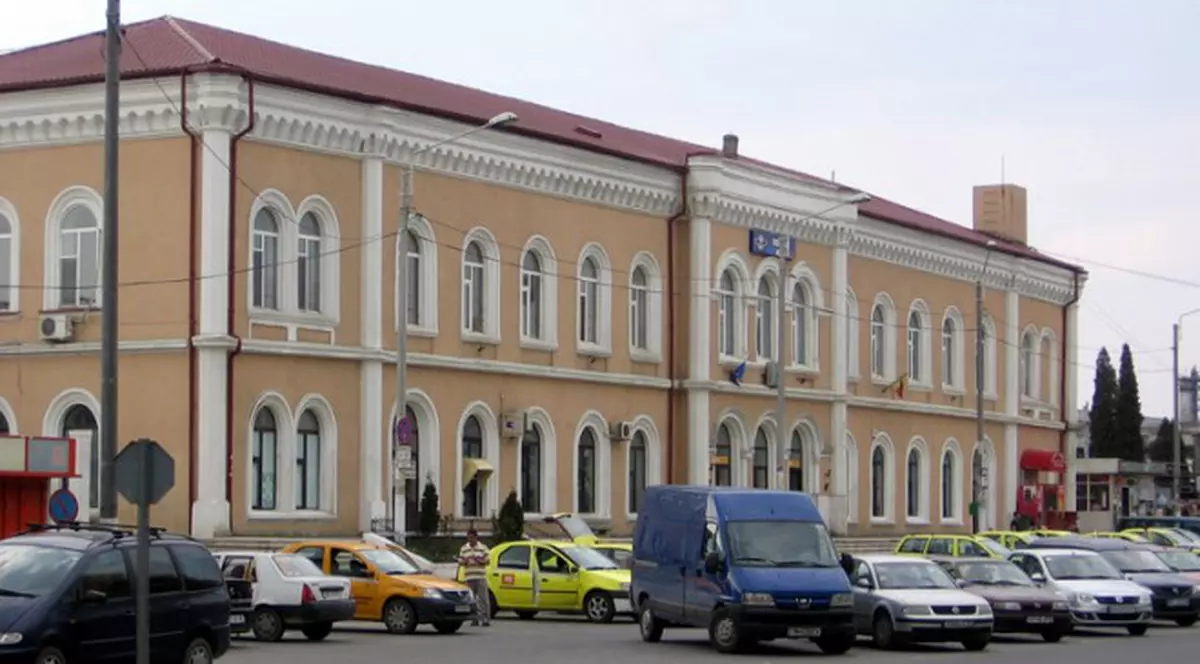 Un bărbat a fost grav rănit după ce a căzut din tren, în gara din Roman. S-a întâmplat de la o țigară