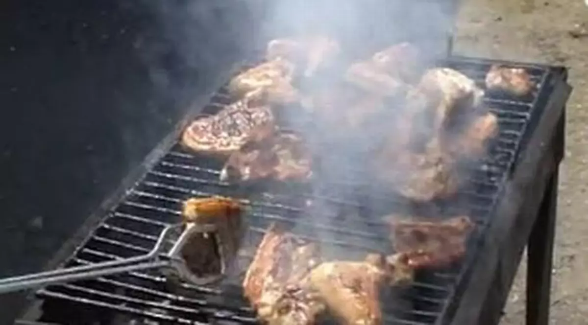 Stricăciuni de 1,5 milioane de euro de la grătare! Primăria Sectorului 6 cheltuiește o avere ca să repare acoperișurile unor blocuri ANL degradate de locuitorii care fac fripturi pe terase