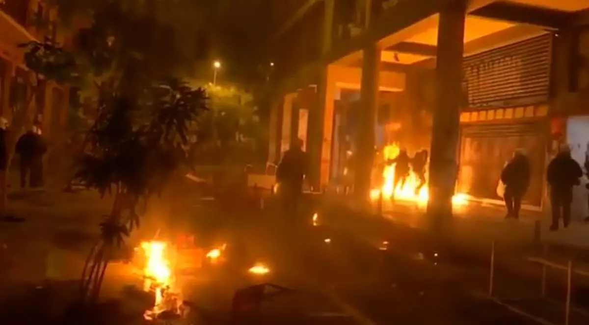Ciocniri violente între protestatari și forțele de ordine în Grecia