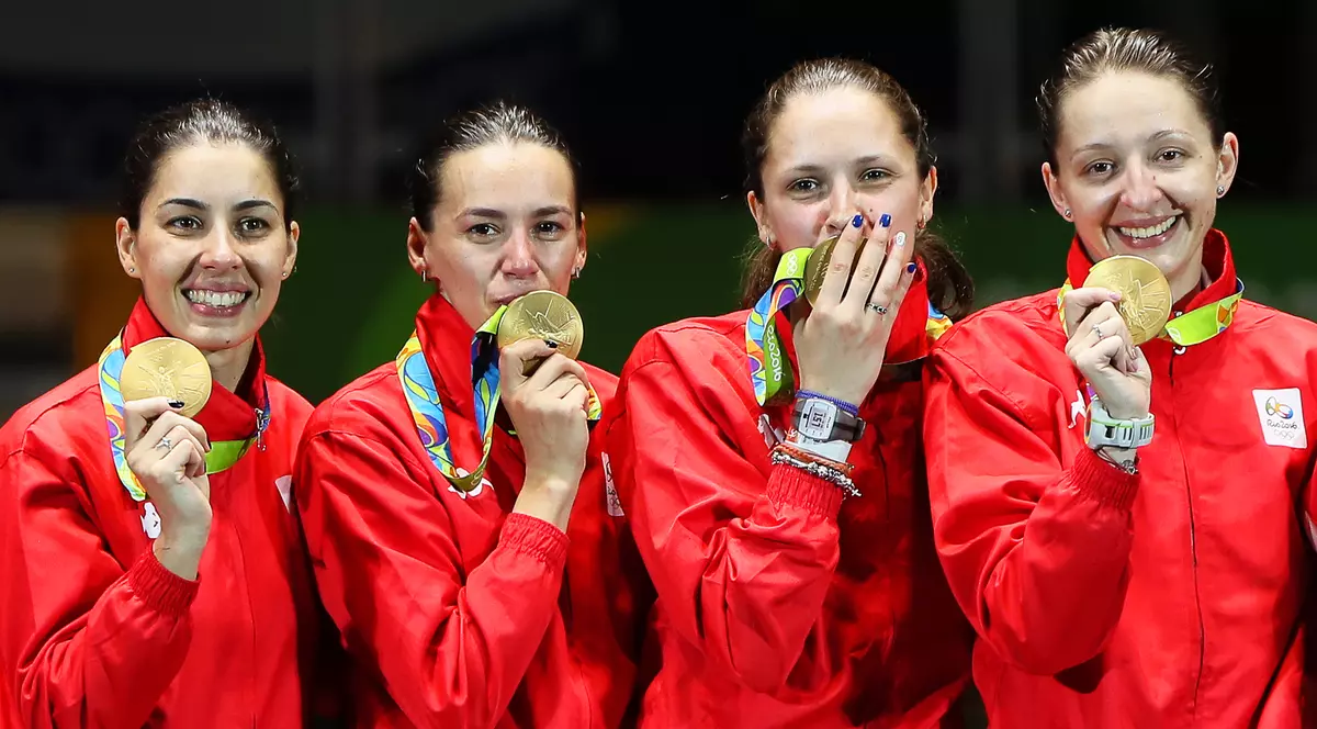 Loredana Dinu, Simona Gherman, Simona Pop și Ana Maria Popescu, medaliate cu aur în proba de spadă pe echipe la JO 2016.