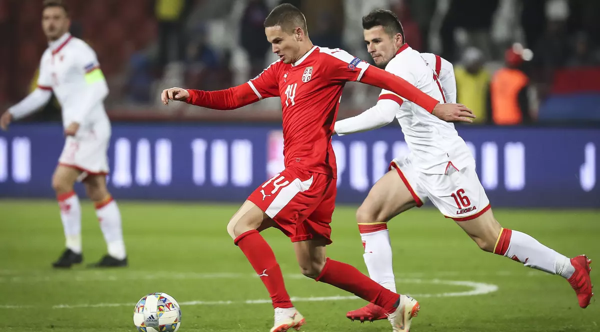 Bătaie la naționala Serbiei! Gacinovici l-a atacat pe selecționerul Krstajici, după ce acesta a decis să-l schimbe la pauza meciului cu Lituania: ”I-a aruncat cu ghetele în cap”