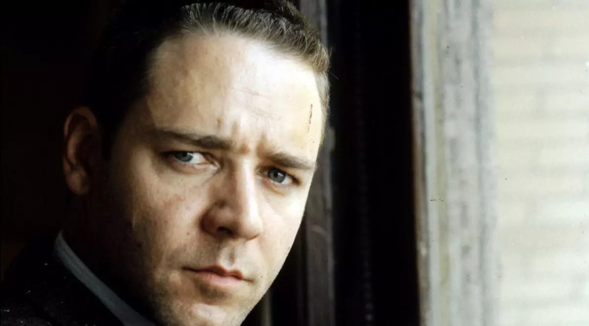 Russell Crowe este de nerecunoscut