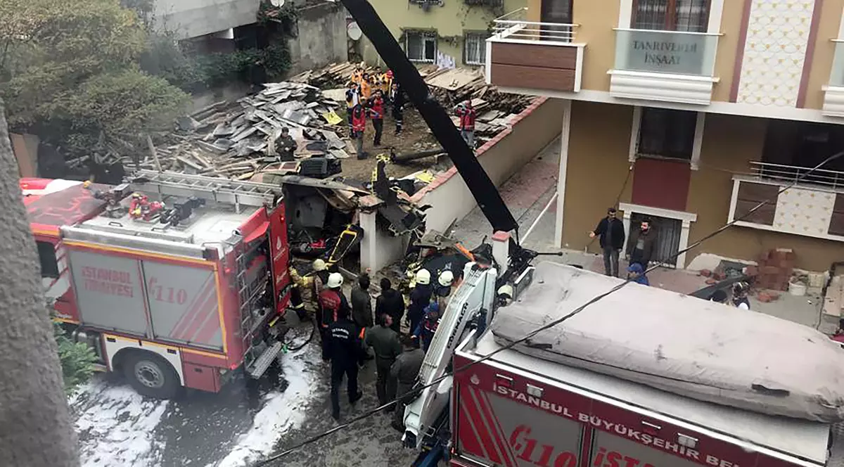 Un elicopter militar s-a prăbușit la Istanbul. Elicopterul militar, care s-a prăbușit într-o zonă rezidențială din Istanbul