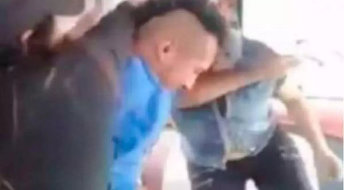 Un hoț care a urcat într-un autobuz să jefuiască pasagerii a dat nas în nas cu mama lui. Reacția incredibilă a femeii când a văzut ce făcea fiul ei