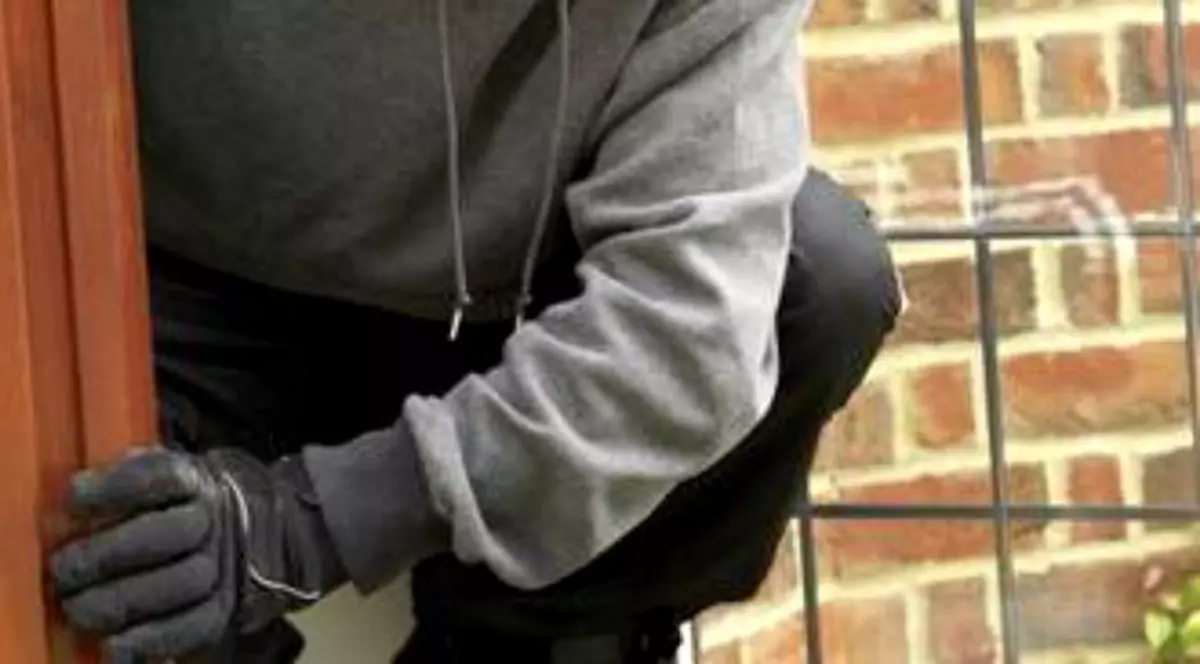 Un hoț din Argeș a adormit gol în patul femeii pe care voia să o violeze