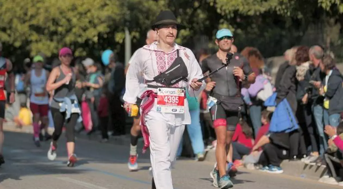 Petru Cazacu a marcat centenarul alergând la un maraton internațional, în opinci și costum popular