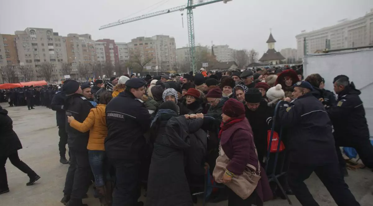 Bilanțul incidentelor dintre jandarmi și enoriași, la Catedrala Mântuirii Neamului. Câțiva oameni au forțat cordonul pentru a intra în lăcașul de cult |FOTO