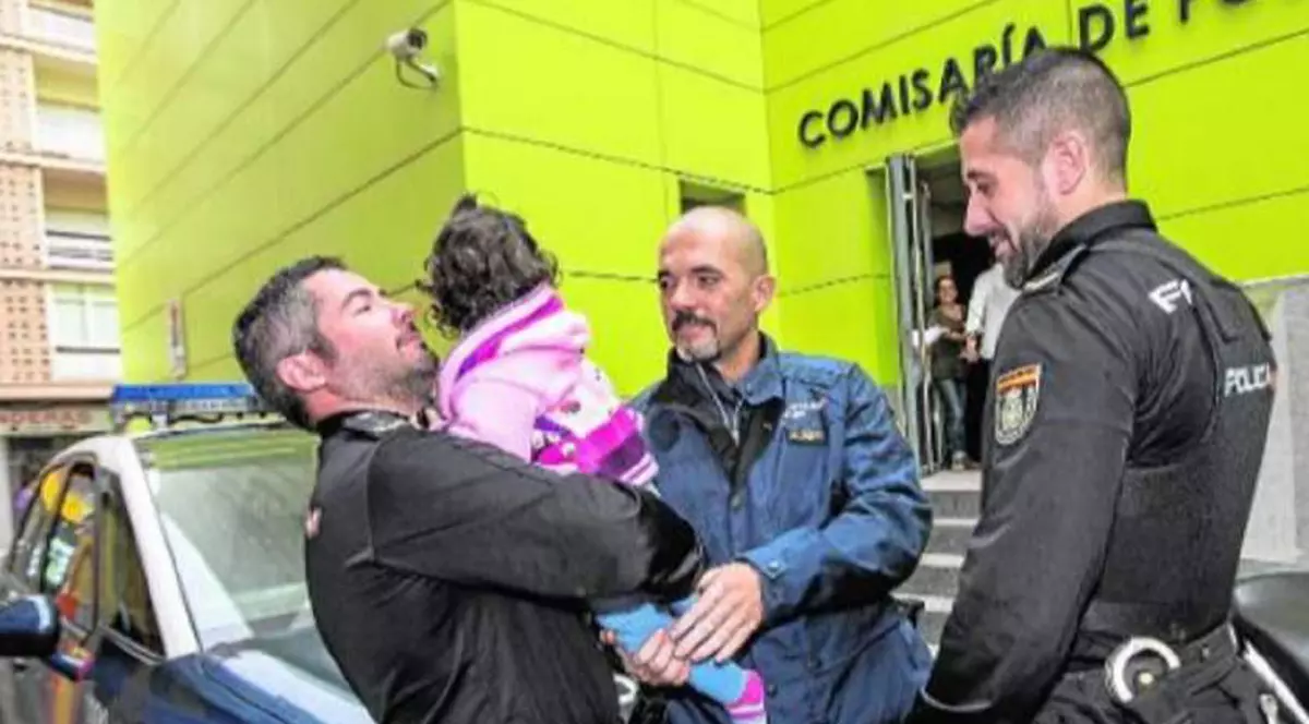 Trei polițiști spanioli au salvat de la moarte o fetiță de un an. Ei plecaseră în misiune ca să aresteze un român Foto: laverdad.es