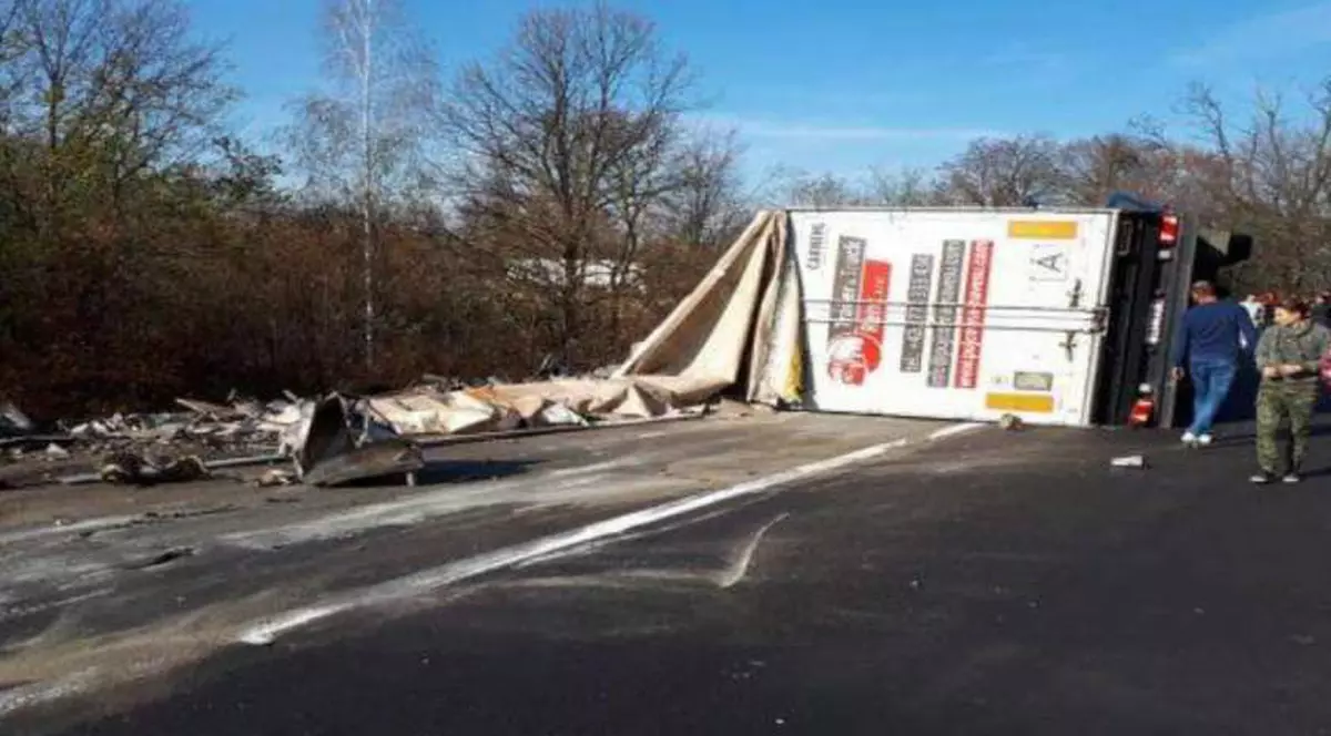 Un TIR s-a răsturnat și a căzut pe o mașină care circula regulamentar. Șoferița accidentată a fost transportată la spital