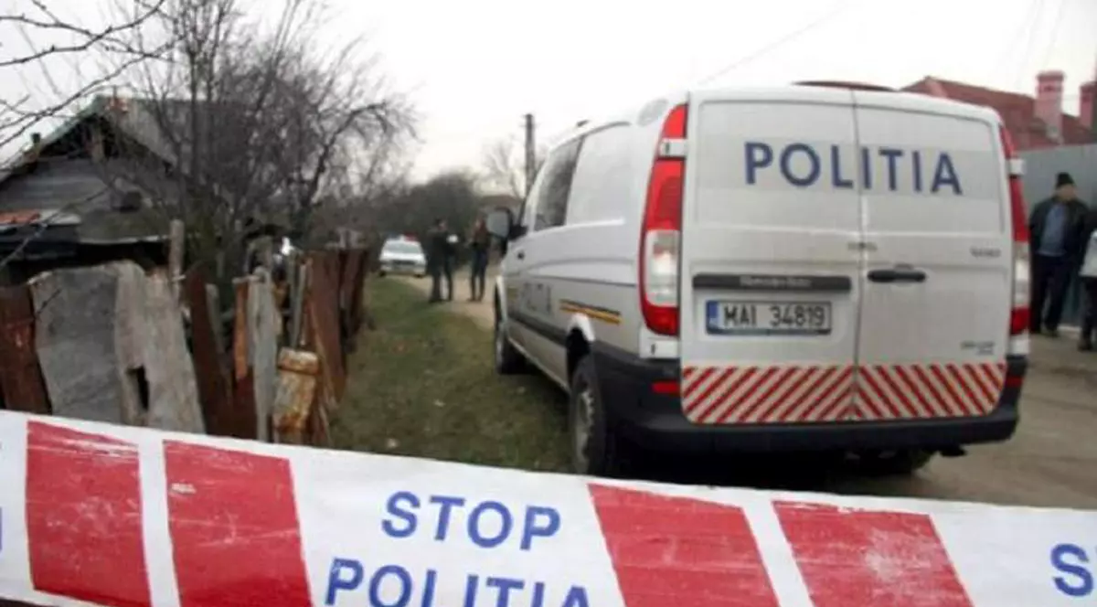 Scenă înfiorătoare în Argeș: un bărbat a fost găsit cu gâtul tăiat și înjunghiat în inimă în timp ce stătea pe un scaun