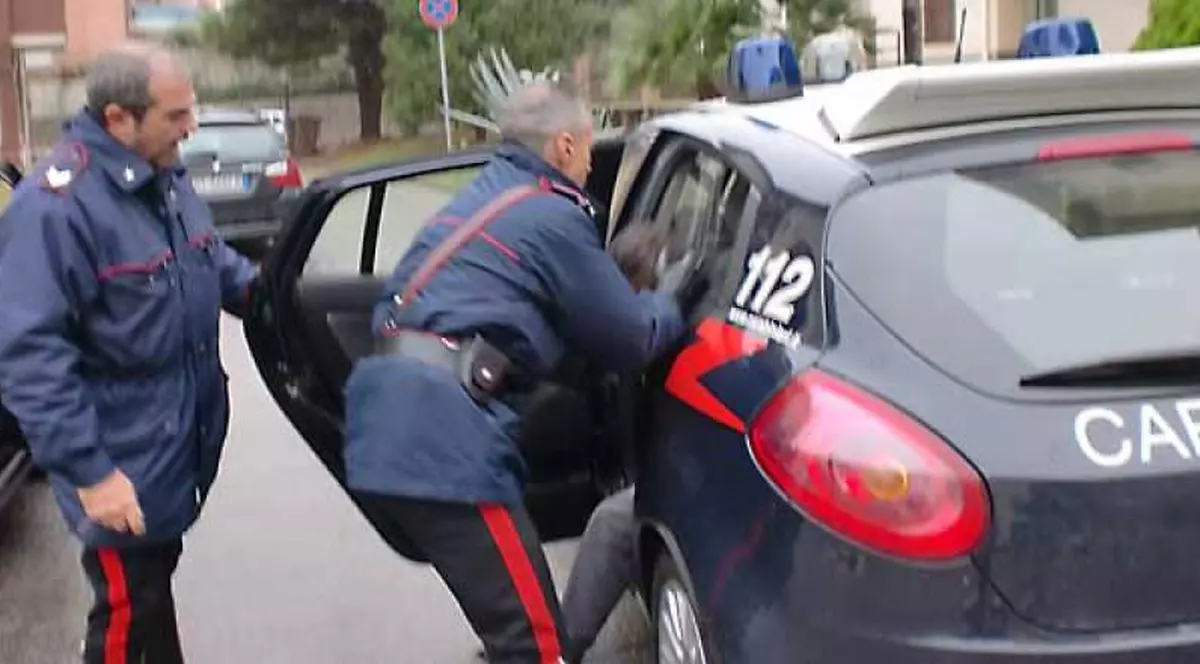 Un român s-a bătut la Roma cu 4 poliţişti. Doi dintre ei au fost înjunghiați cu o şurubelniţă