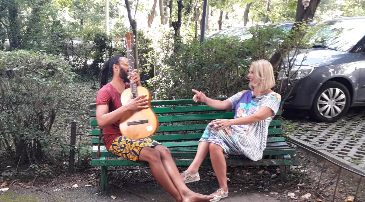 Cel mai faimos muzician ghanez, născut în România. Wanlov the Kubolor și Iuliana Marciuc, pe o bancă