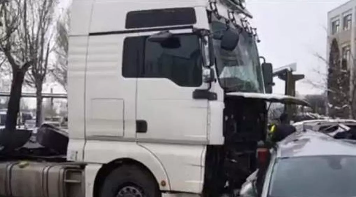 Un şofer de TIR beat a distrus 10 maşini la Iași, după ce a pierdut controlul volanului