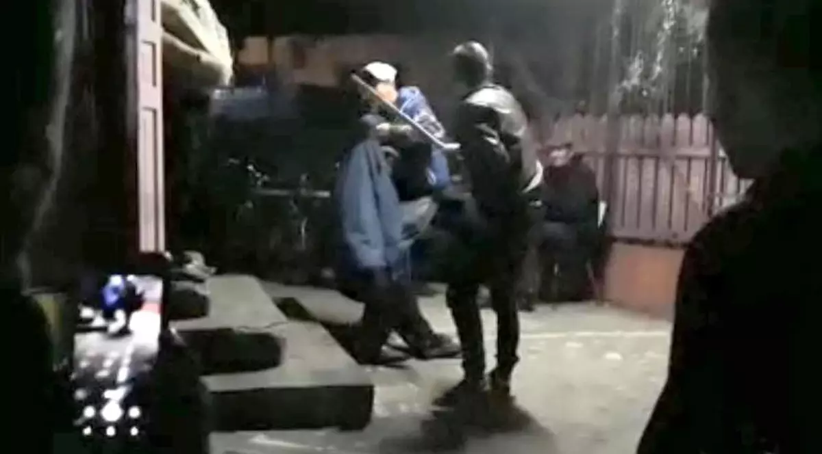 Un om al străzii a fost bătut cu o coadă de topor! A fost pus apoi să danseze!