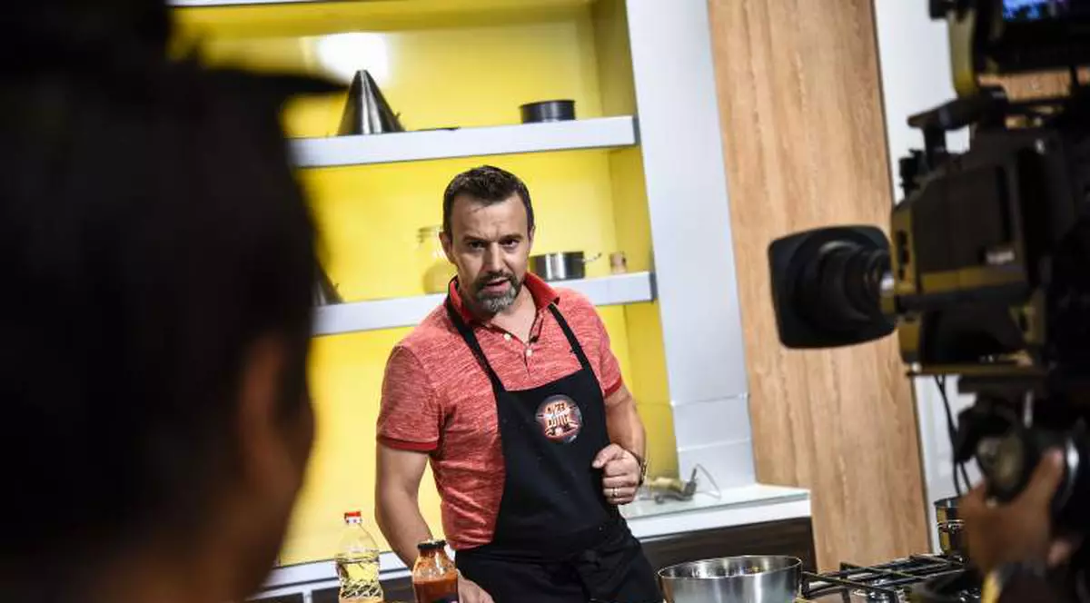 Actorul de filme XXX, Titus Steel, a dat testul în bucătărie la “Chefi la cuţite”. “Am avut 4000 de actrițe“