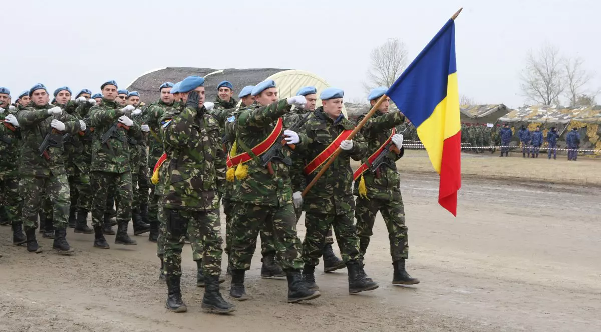 Militarii au ieșit la paradă, pentru repetițiile de Ziua Națională a României. Au purtat cu mândrie drapelul național