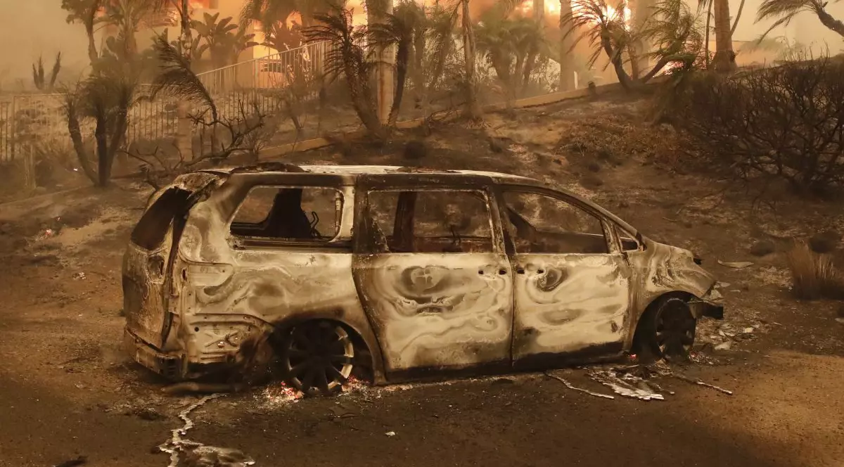 Mașină arsă în timpul incendiilor din California