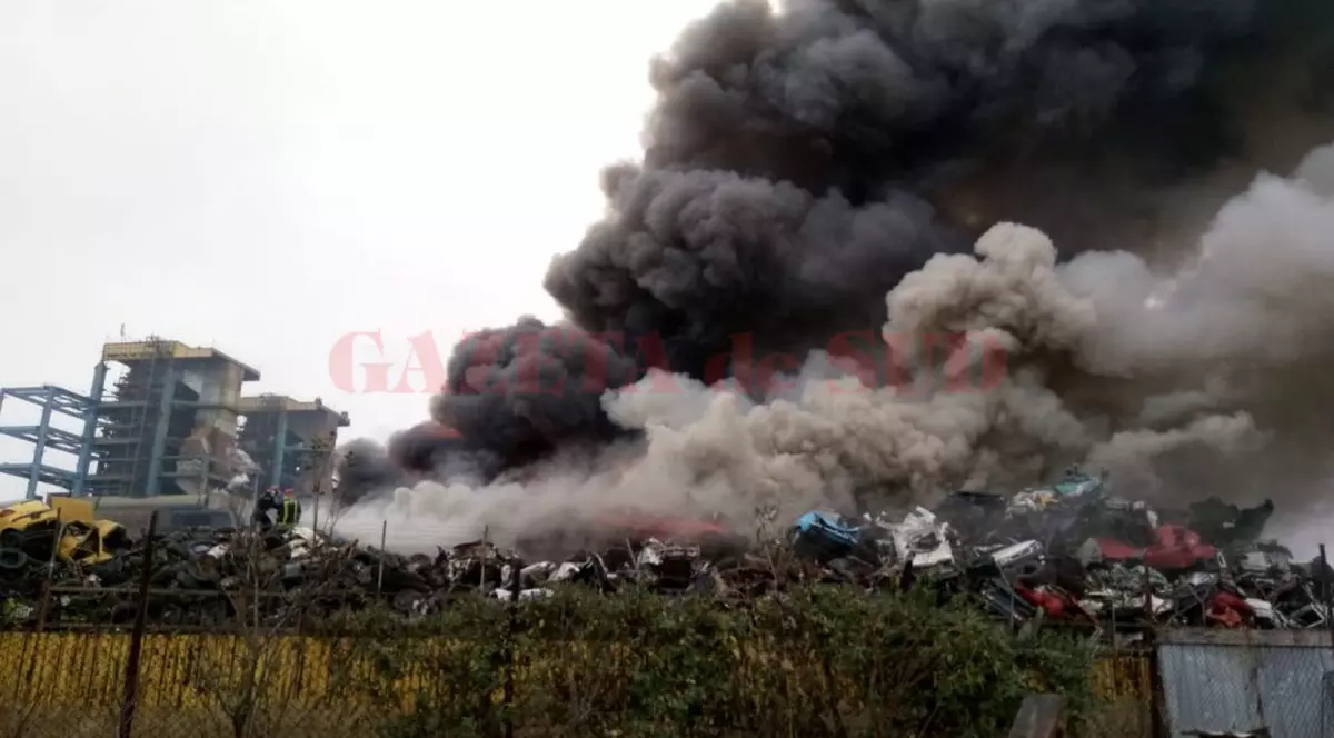 Incendiu puternic la un centru de dezmembări auto din Craiova. Nu sunt victime