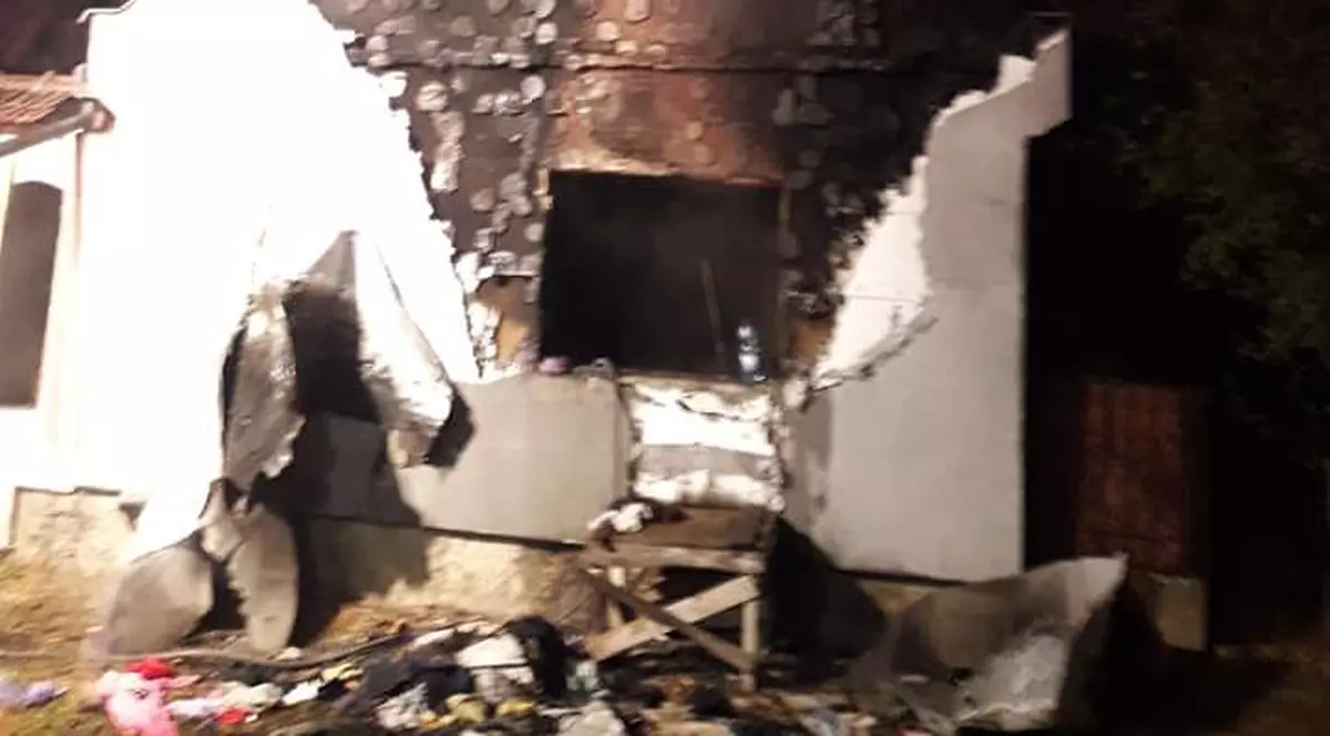 O femeie a murit într-un incendiu izbucnit într-o localitate din Timiș. Dormea și o scânteie a sărit din sobă |FOTO