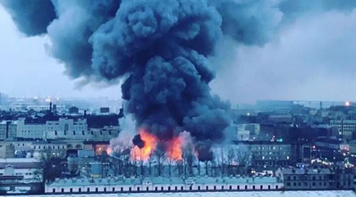 Incendiu violent într-un hipermarket din Sankt Petersburg