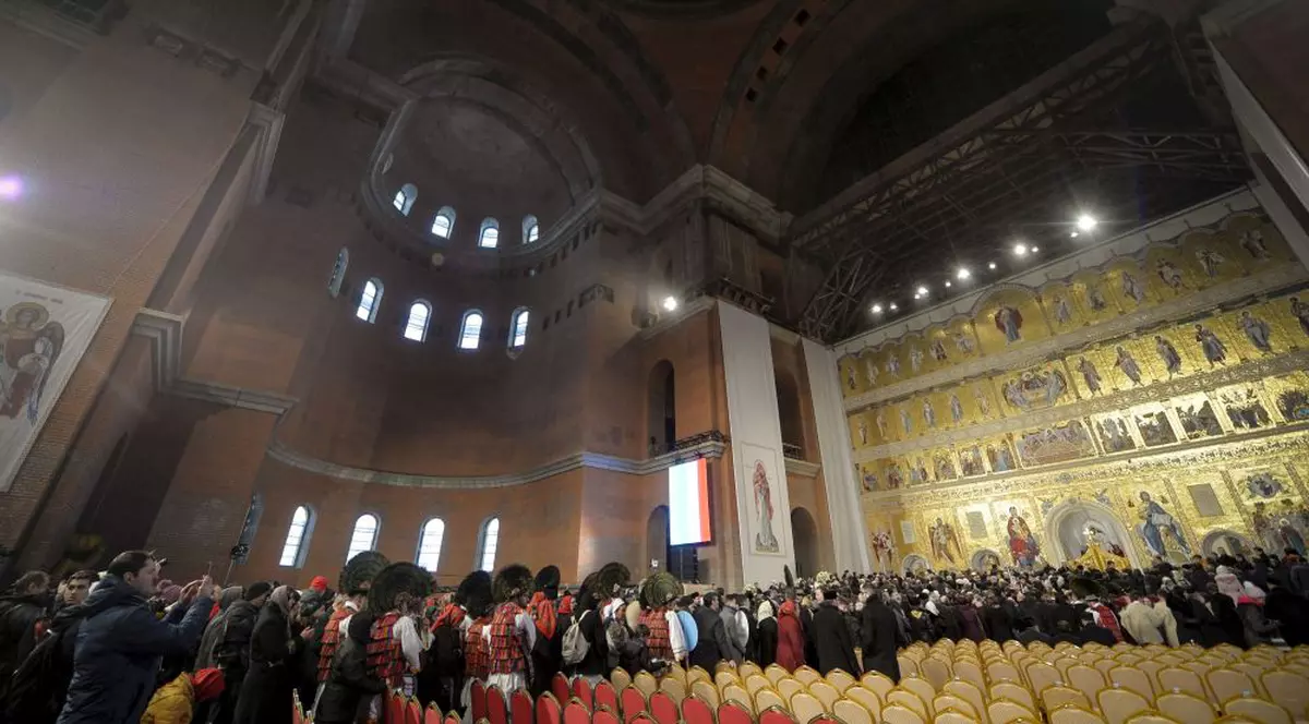 FOTO | Imagini din interiorul Catedralei Mântuirii Neamului. Patriarhul Daniel spune „este totuşi mică în raport cu populaţia credincioşilor care sunt afară”