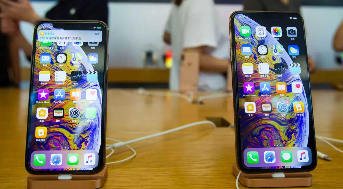 „Legea anti-Apple‟: Rusia cere ca orice smartphone vândut în țară să vină cu software rusesc preinstalat. iPhone-uri într-un showroom