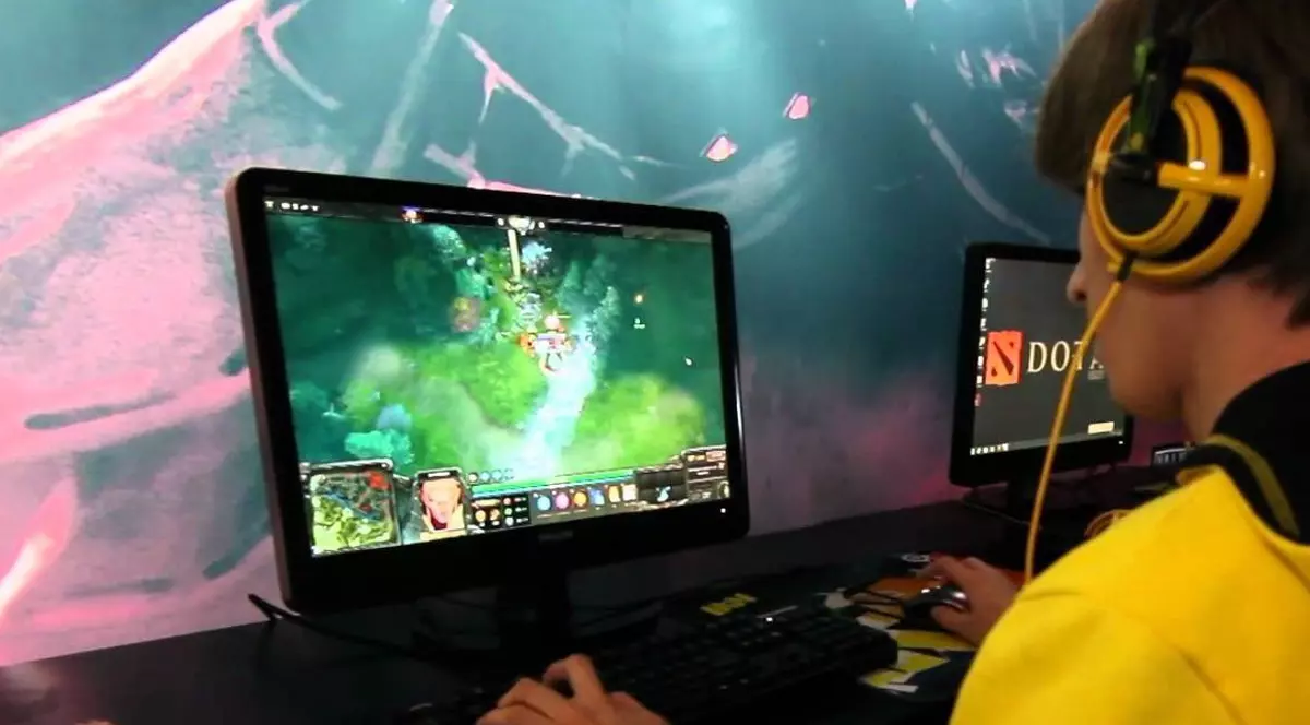 Era obsedat de un joc pe calculator, dar și-a făcut timp, într-o pauză, să violeze o fată de 15 ani. S-a dat mare cu fapta lui prietenilor cu care se juca