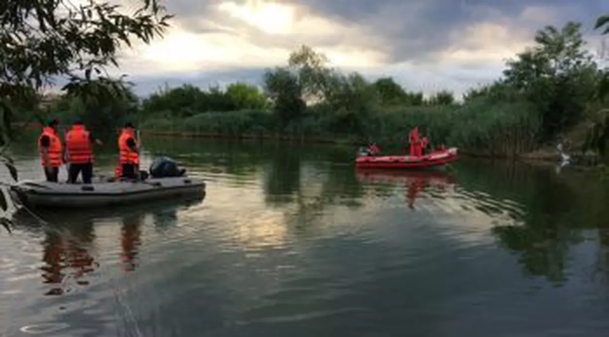 O femeie dispărută de trei zile a fost găsită moartă într-un lac din Sibiu. Soțul anunțase că a plecat de acasă