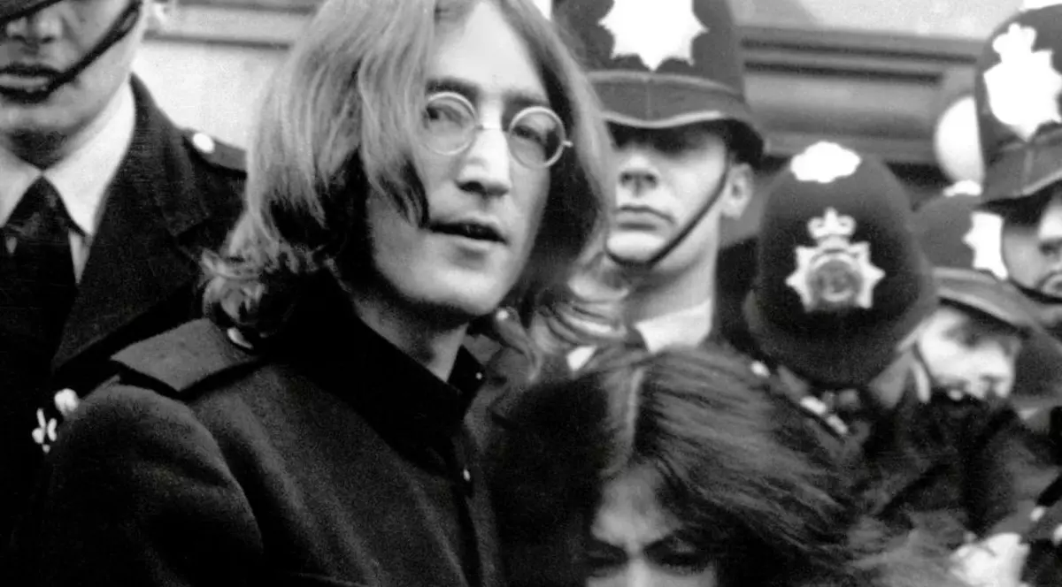 Ucigaşul lui John Lennon s-a rugat să nu apese pe trăgaci