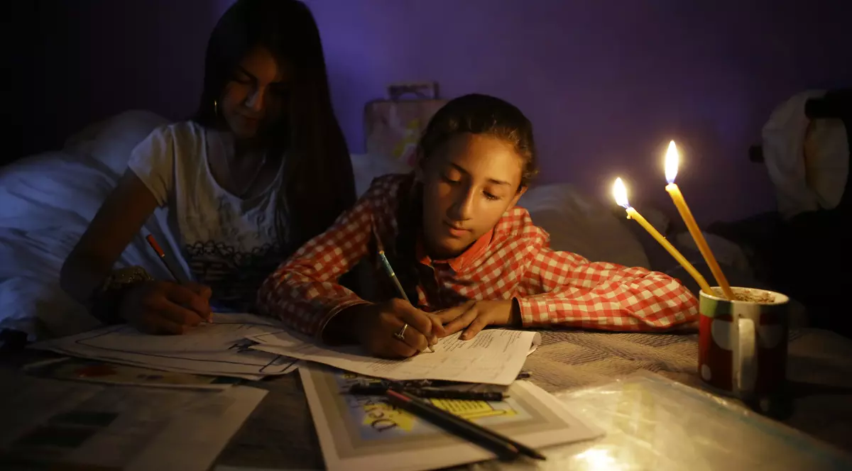 Un român din doi nu face față cheltuielilor neprevăzute, iar român din cinci suferă de deprivare severă, potrivit Eurostat. Elevi învățând la lumina lumânării