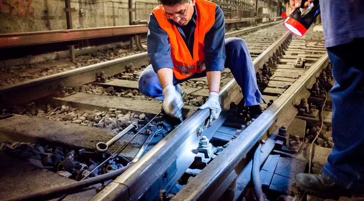 Dezvăluiri de la "firul" şinei: "În tunelurile Metrorex se munceşte ca pe vremea lui Carol"