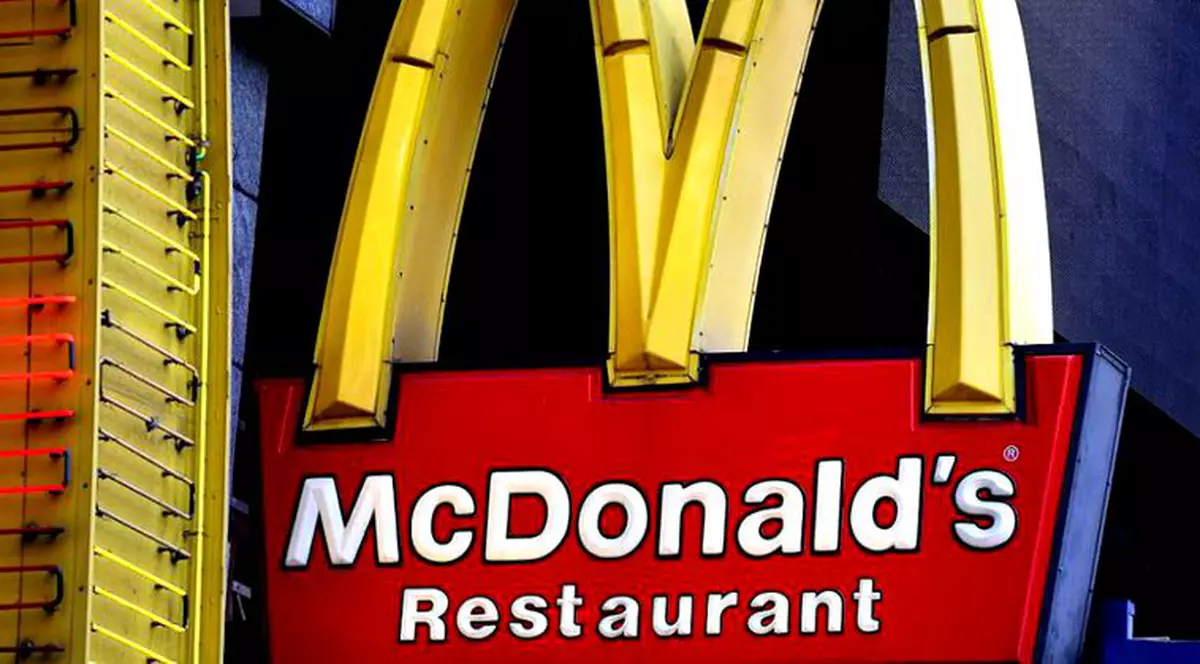 Un angajat dintr-un restaurant McDonald’s a bătut un client până când l-a lăsat inconștient. Violențele au fost filmate / VIDEO
