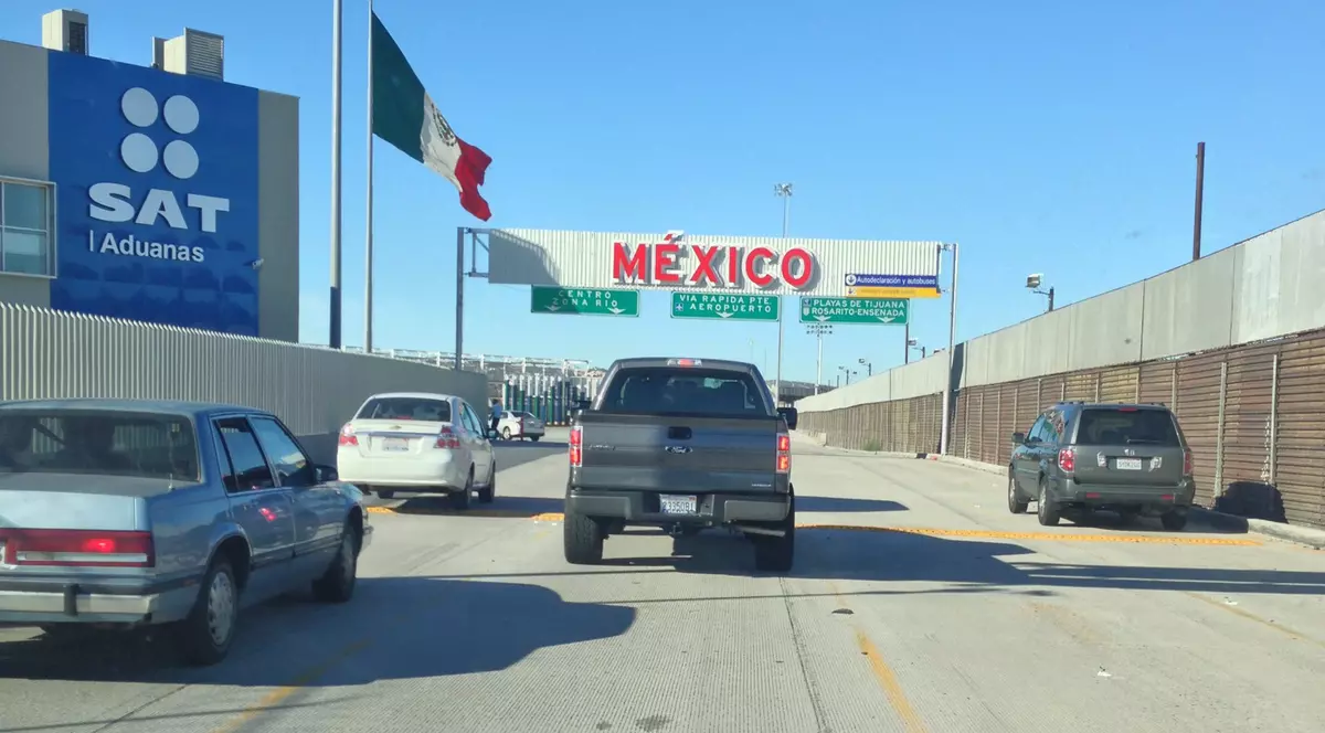 Polițiștii au dat cu gaze lacrimogene la punctul de trecere al frontierei dintre San Diego şi Tijuana. Migranții s-au cățărat pe zid