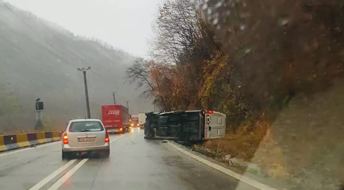 Un microbuz de pasageri s-a răsturnat pe Valea Oltului