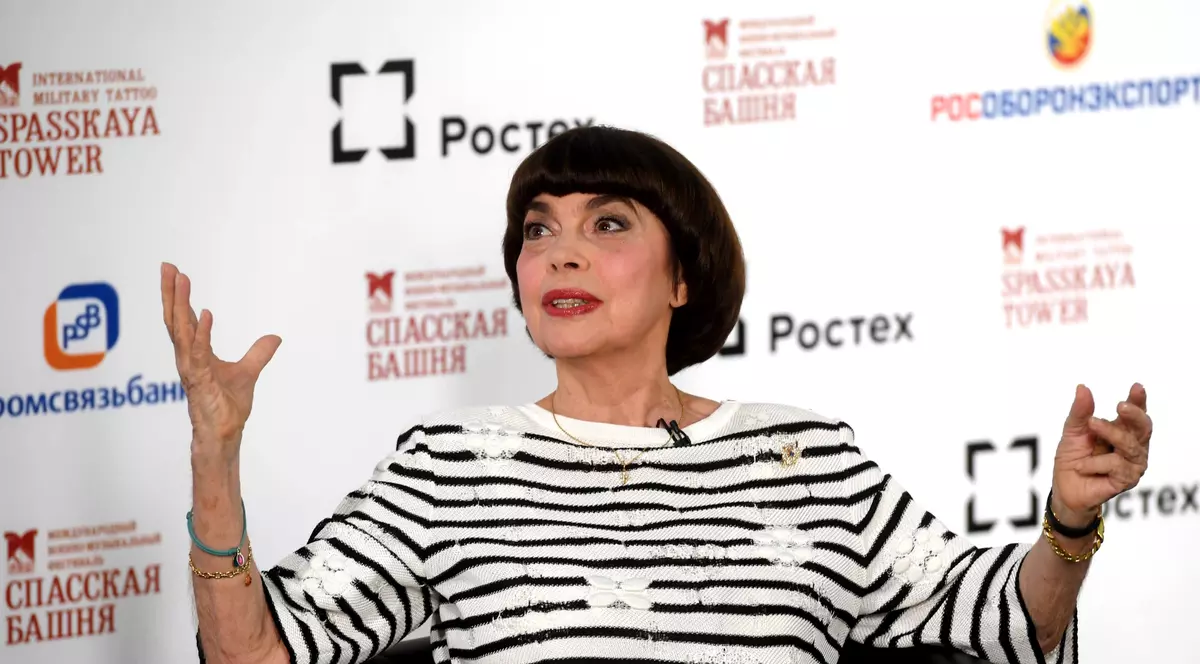 Mireille Mathieu a fost diagnosticată cu cancer. Mireille Mathieu, cu mâinile ridicate în aer, la o conferință de presă