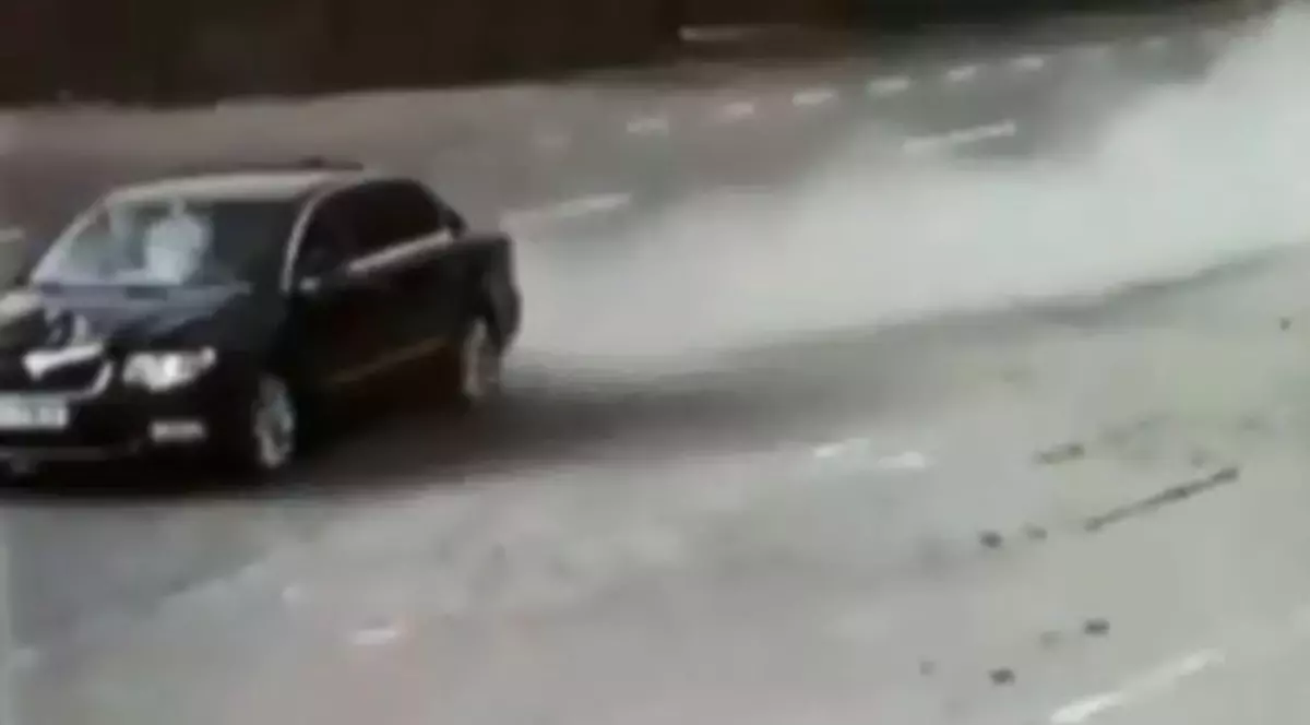 VIDEO ȘOCANT: Momentul în care atacatorul din Brăila intră cu mașina în doi oameni