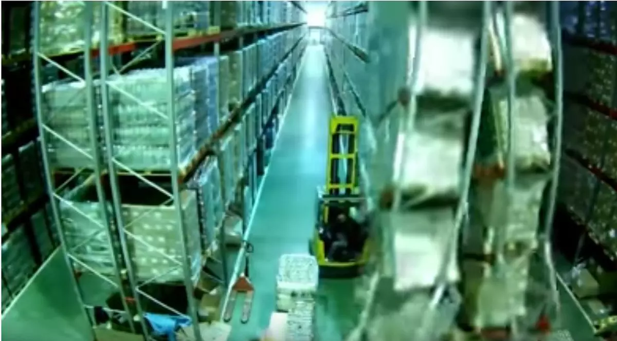 Momentul în care un angajat într-un depozit dărâmă mai multe rafturi pline