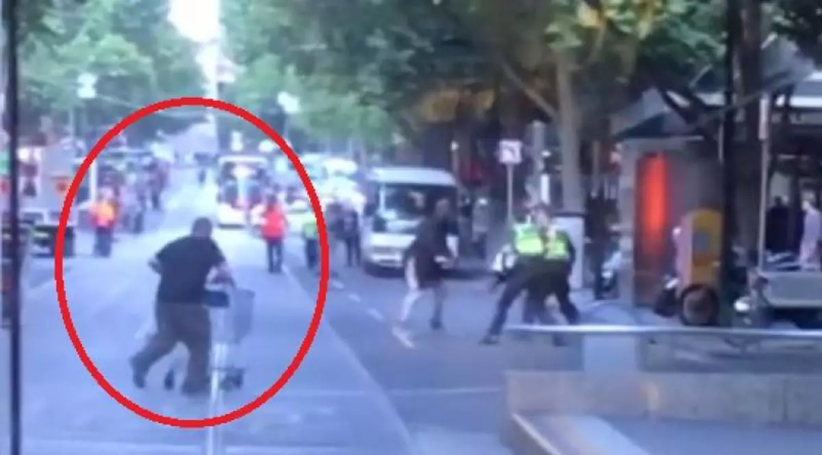 Un om al străzii a devenit erou în Australia. Captură video cu omul străzii care intervine în atacul din Melborune, Australia