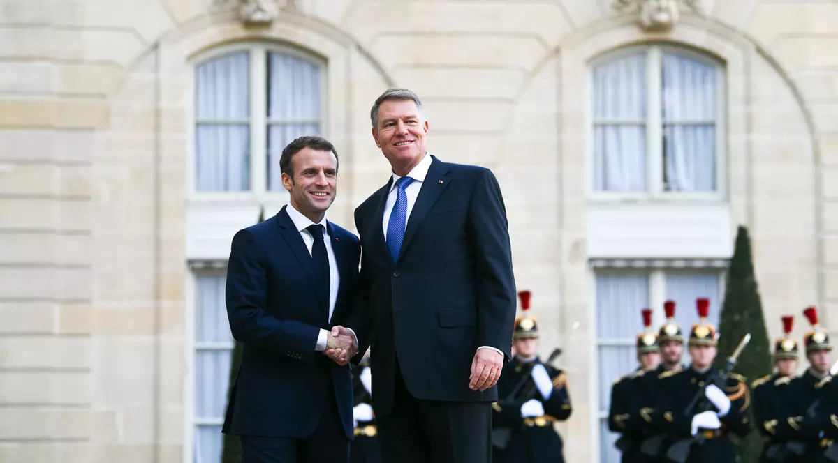 UPDATE | Klaus Iohannis, felicitat de Emmanuel Macron pentru că apără statul de drept (FOTO)