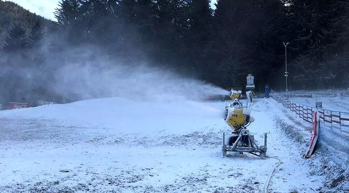Nu se schiază în Poiana Brașov din lipsa zăpezii. Se deschide însă pârtia de săniuș, de la 1 decembrie